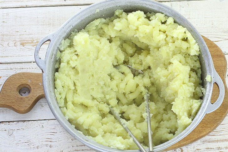 Fried pies with potatoes and liver - one frying pan will definitely not be enough