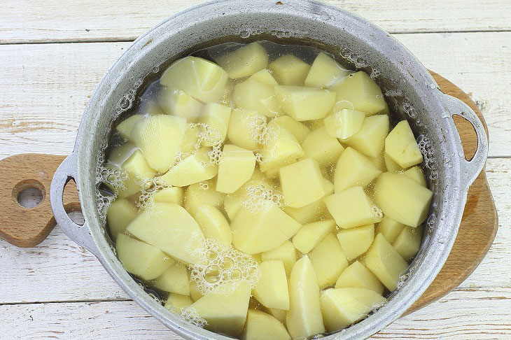 Fried pies with potatoes and liver - one frying pan will definitely not be enough