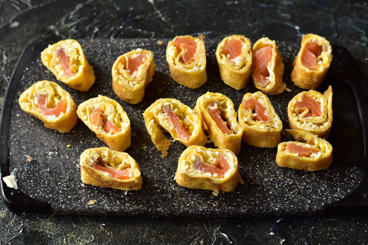 Roll with salmon - festive, satisfying and tasty