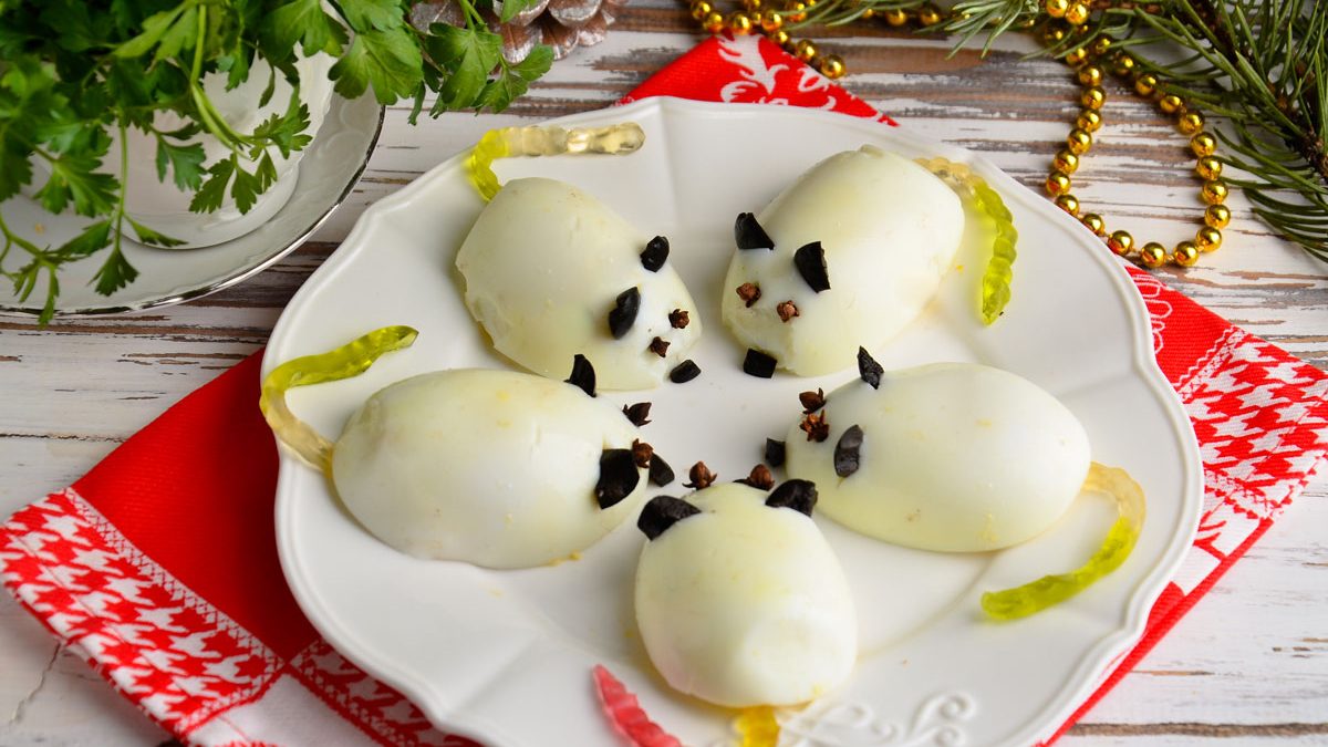 Eggs “Mouse” with smoked chicken – a great snack for the New Year 2020