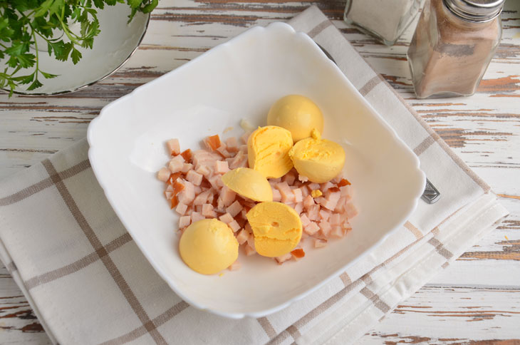 Eggs "Mouse" with smoked chicken - a great snack for the New Year 2020