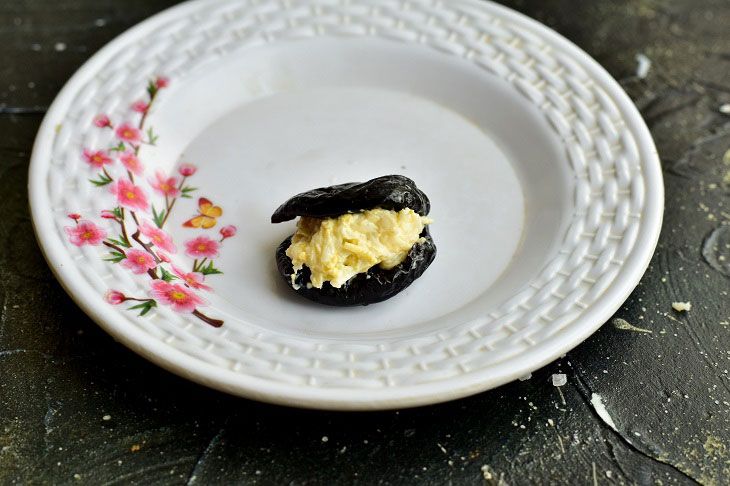 Prune mussels on the festive table - this appetizer delights guests