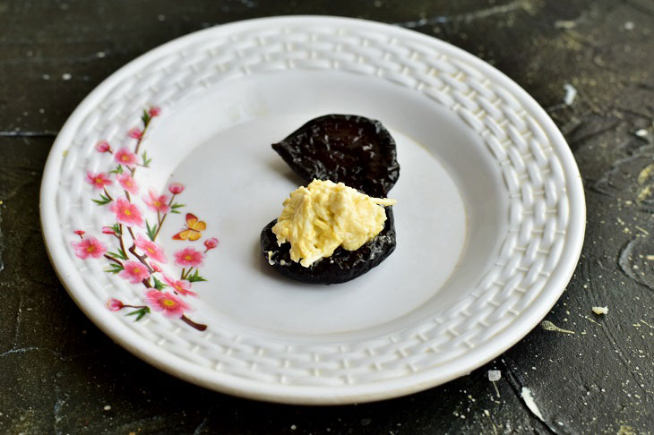 Prune mussels on the festive table - this appetizer delights guests