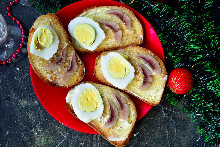 Croutons with egg and herring - an easy and quick snack for the holiday