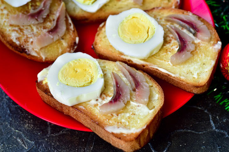 Croutons with egg and herring - an easy and quick snack for the holiday