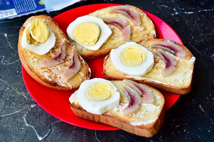 Croutons with egg and herring - an easy and quick snack for the holiday