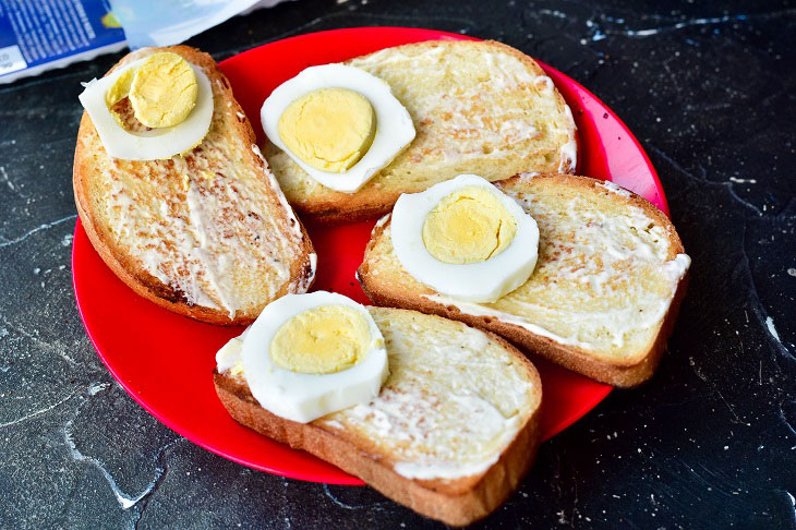 Croutons with egg and herring - an easy and quick snack for the holiday