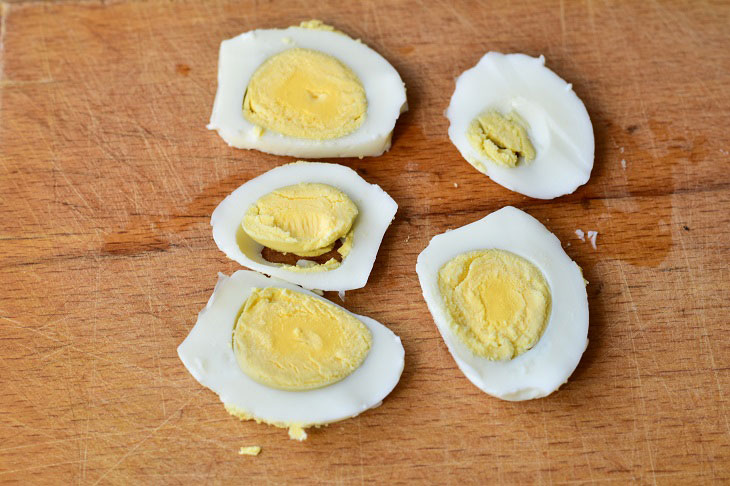 Croutons with egg and herring - an easy and quick snack for the holiday