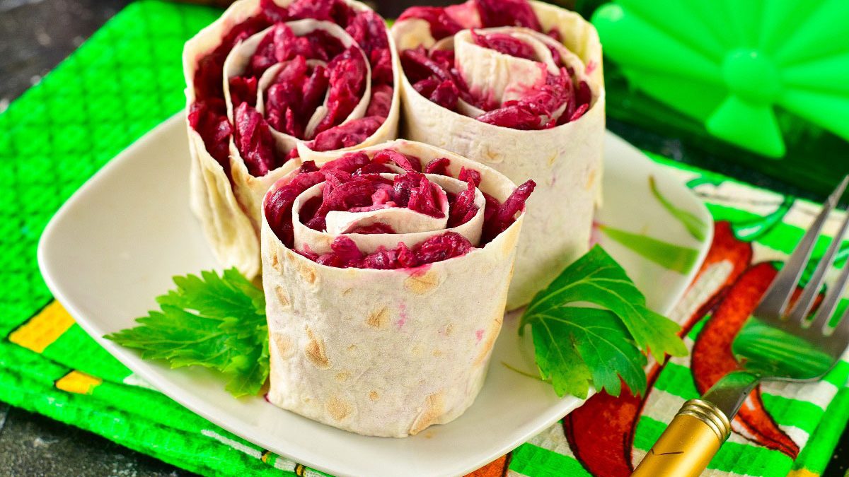 Roses from beets and lavash – this bright and healthy snack will surprise your guests