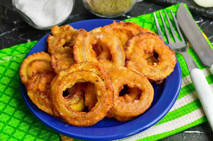 Onion rings in batter - a delicious vegetable snack