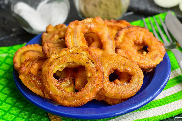 Onion rings in batter - a delicious vegetable snack