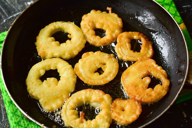 Onion rings in batter - a delicious vegetable snack