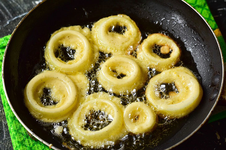 Onion rings in batter - a delicious vegetable snack
