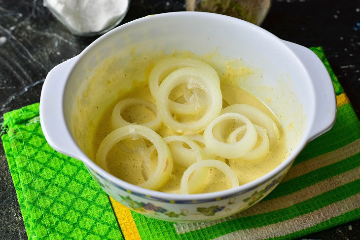 Onion rings in batter - a delicious vegetable snack