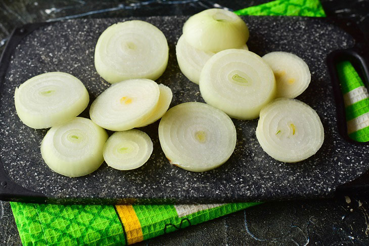 Onion rings in batter - a delicious vegetable snack