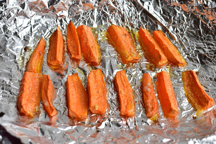 Baked carrots in the oven - a simple, tasty and dietary dish