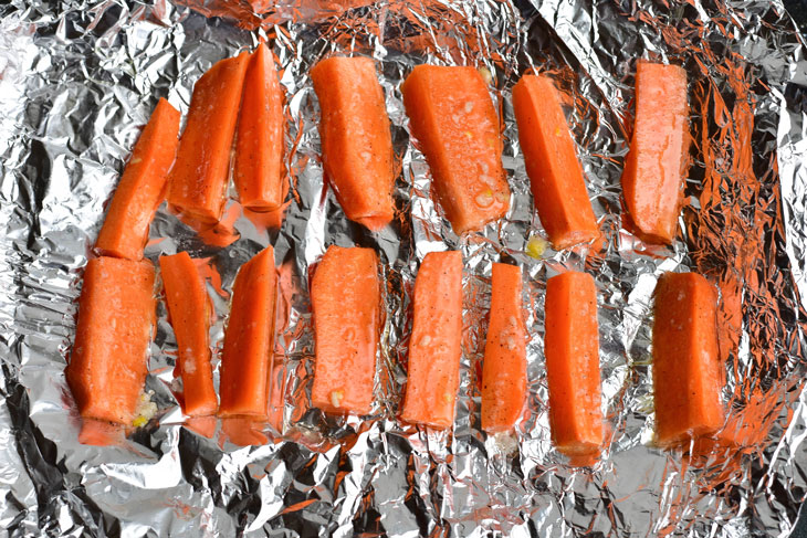 Baked carrots in the oven - a simple, tasty and dietary dish