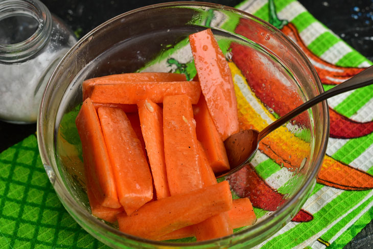 Baked carrots in the oven - a simple, tasty and dietary dish