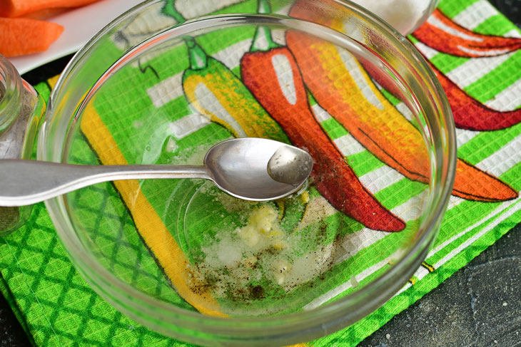 Baked carrots in the oven - a simple, tasty and dietary dish