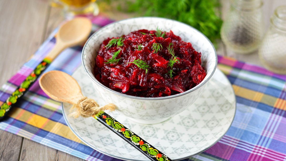 Beetroot caviar fried in a pan – a bright and interesting vegetable snack