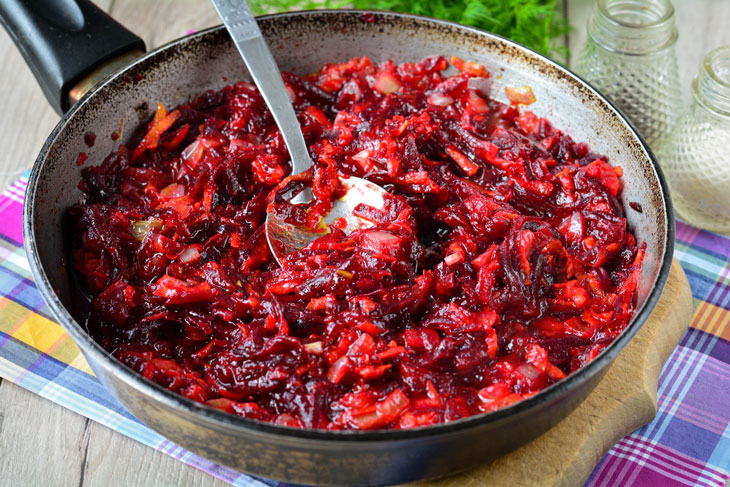 Beetroot caviar fried in a pan - a bright and interesting vegetable snack