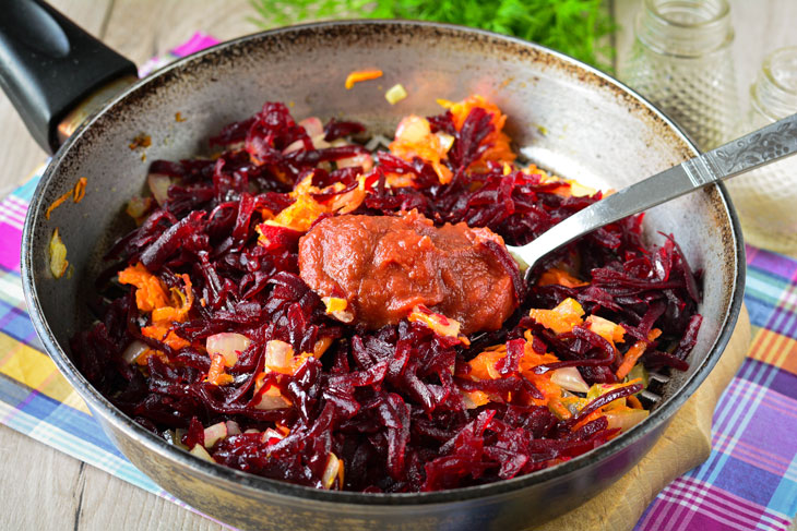 Beetroot caviar fried in a pan - a bright and interesting vegetable snack