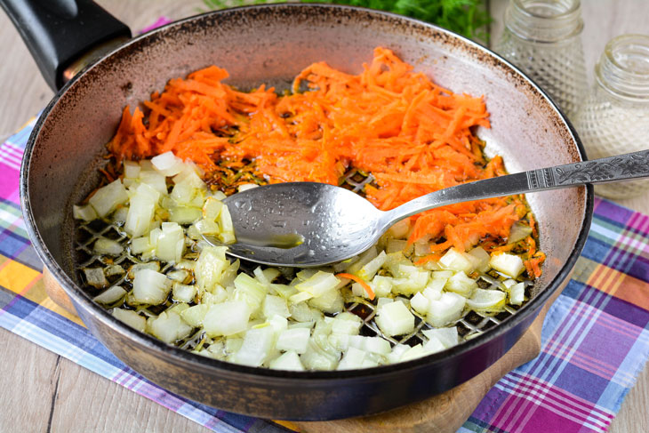 Beetroot caviar fried in a pan - a bright and interesting vegetable snack