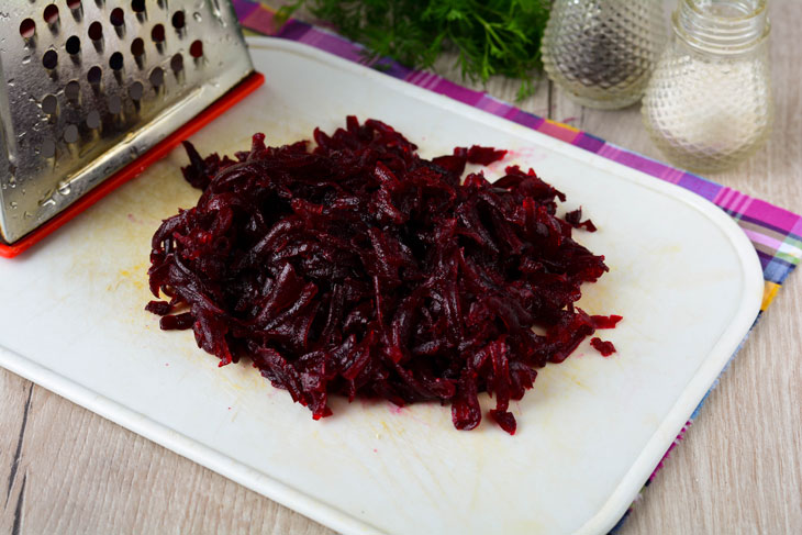 Beetroot caviar fried in a pan - a bright and interesting vegetable snack