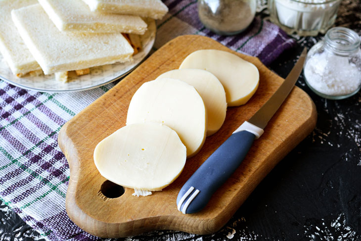 The original appetizer "Mozzarella in the carriage" - the cheese just melts in your mouth