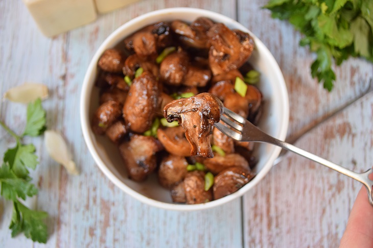 Oven baked champignons - a delicious quick snack