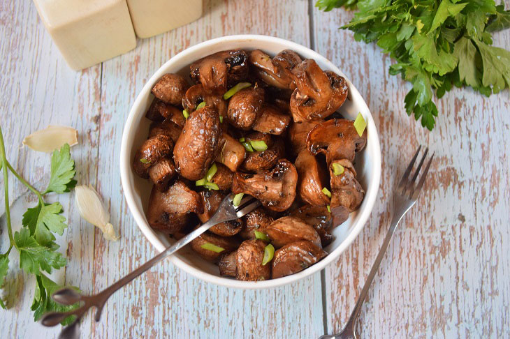 Oven baked champignons - a delicious quick snack