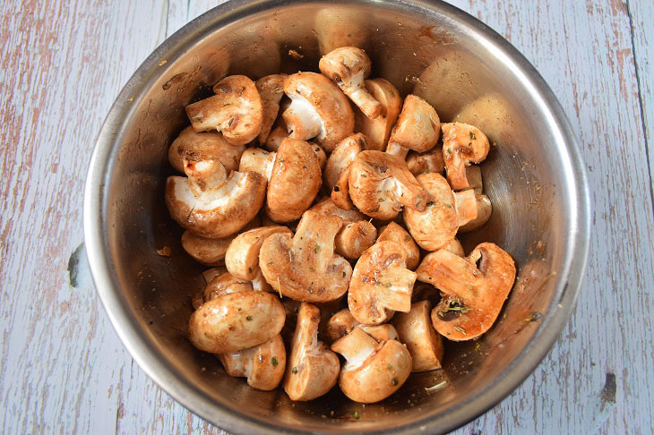 Oven baked champignons - a delicious quick snack