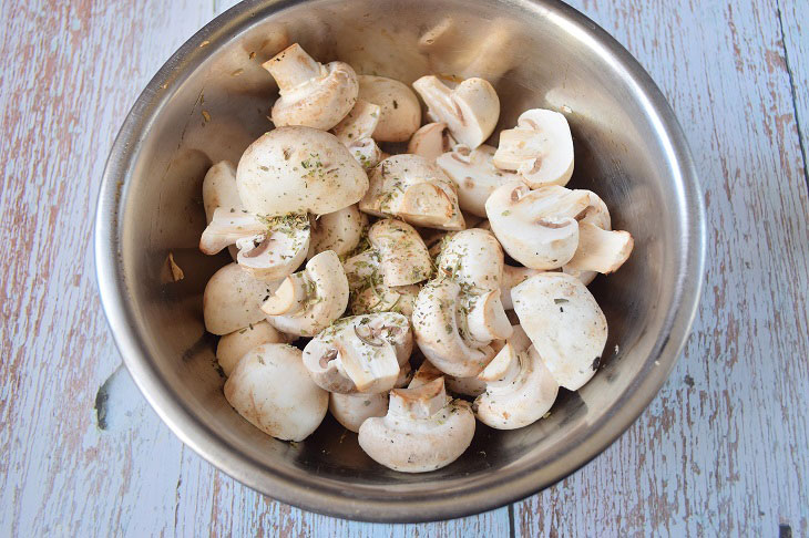 Oven baked champignons - a delicious quick snack