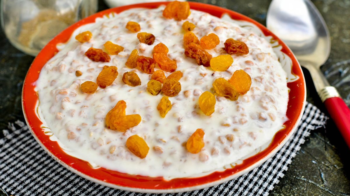 Lazy buckwheat with kefir, raisins and honey – a simple and healthy breakfast