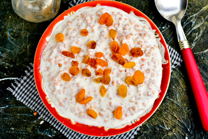 Lazy buckwheat with kefir, raisins and honey - a simple and healthy breakfast