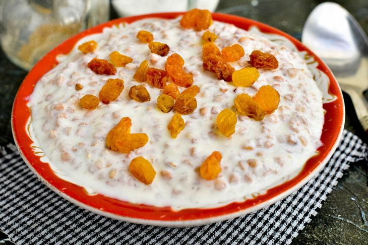 Lazy buckwheat with kefir, raisins and honey - a simple and healthy breakfast