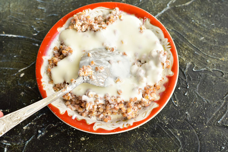 Lazy buckwheat with kefir, raisins and honey - a simple and healthy breakfast