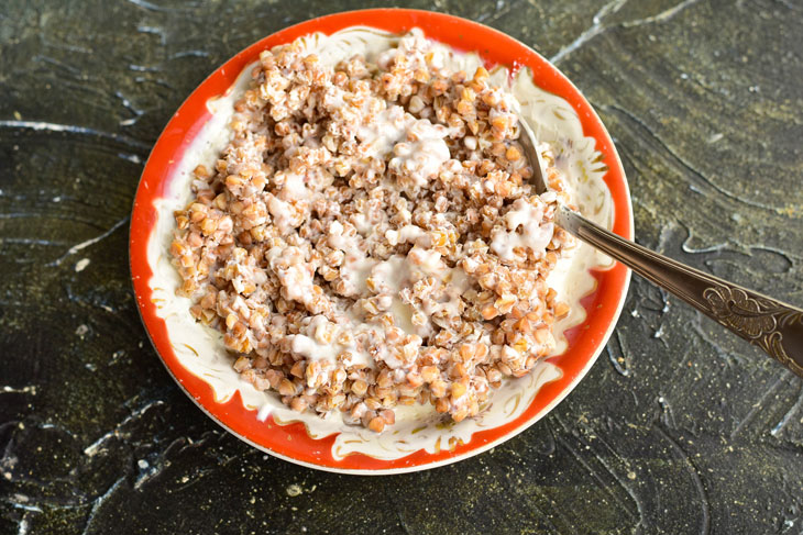 Lazy buckwheat with kefir, raisins and honey - a simple and healthy breakfast