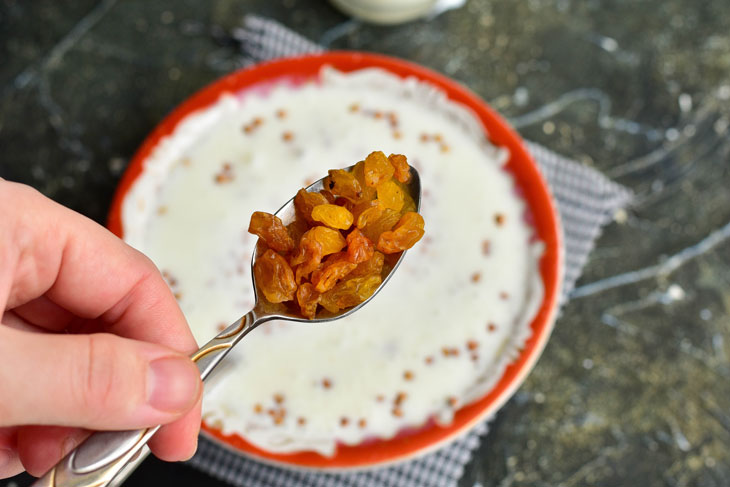 Lazy buckwheat with kefir, raisins and honey - a simple and healthy breakfast