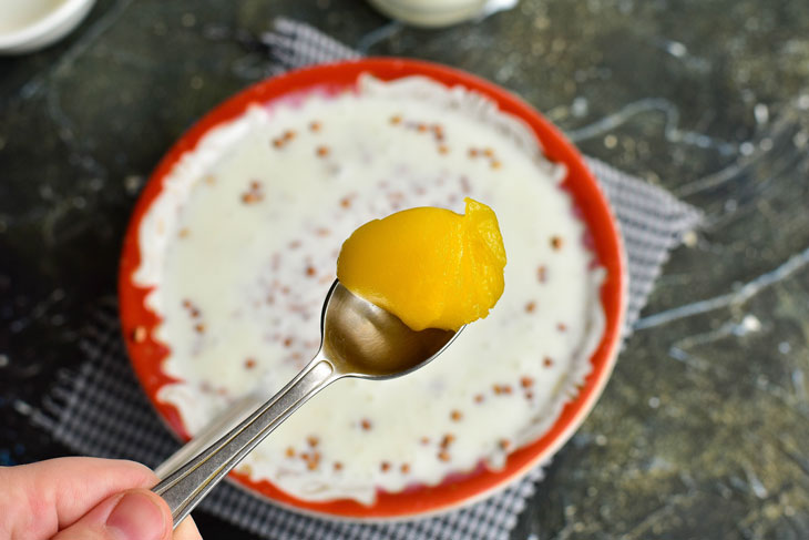 Lazy buckwheat with kefir, raisins and honey - a simple and healthy breakfast