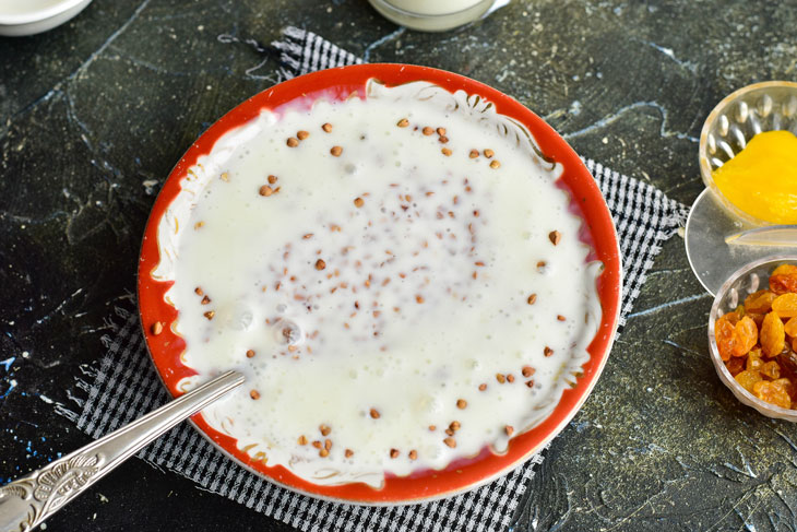 Lazy buckwheat with kefir, raisins and honey - a simple and healthy breakfast