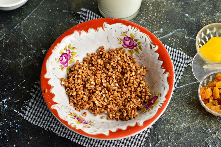 Lazy buckwheat with kefir, raisins and honey - a simple and healthy breakfast