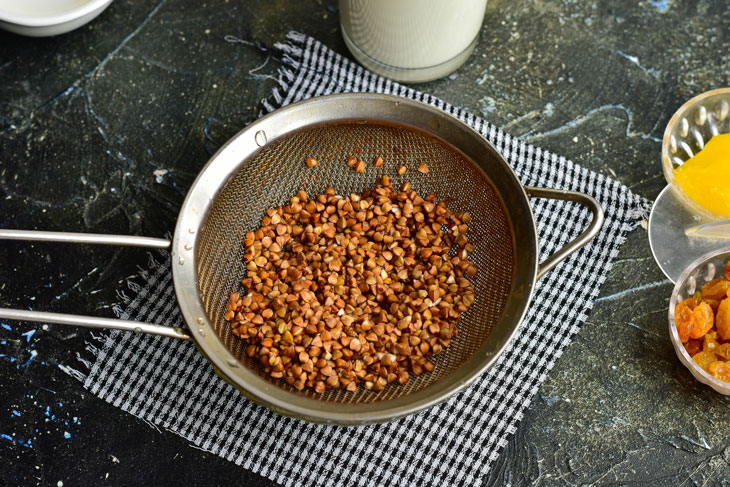 Lazy buckwheat with kefir, raisins and honey - a simple and healthy breakfast