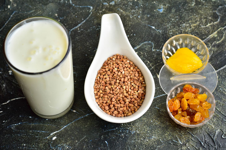 Lazy buckwheat with kefir, raisins and honey - a simple and healthy breakfast