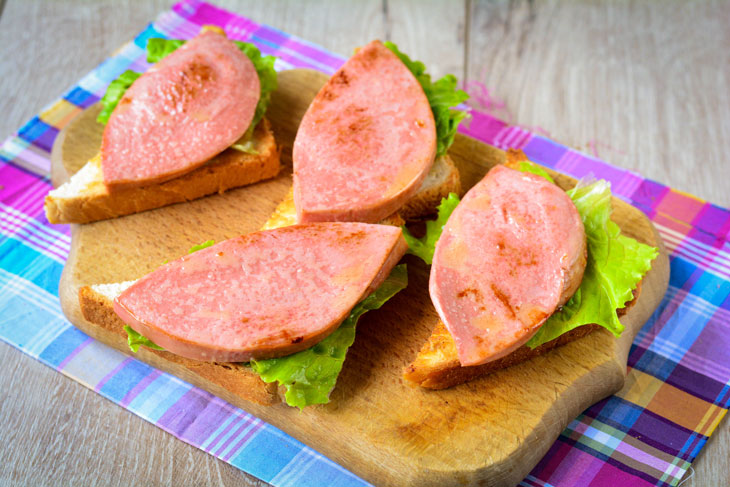 Sandwiches "Nostalgia" with sausage - will always help out the hostess if the guests are on the doorstep