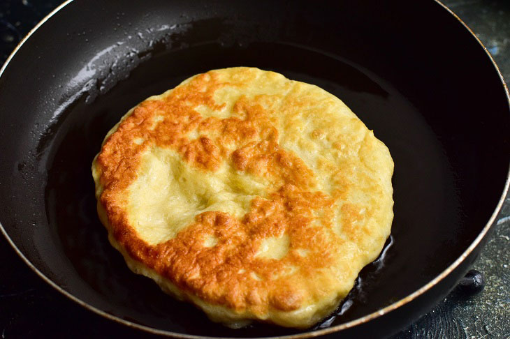 Yeast donuts in a pan - tender, soft and very satisfying