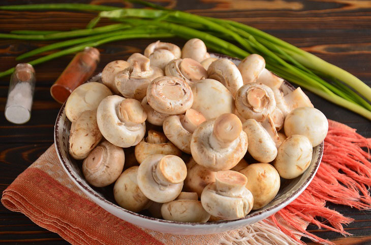 Daily marinated champignons - a simple and very tasty recipe