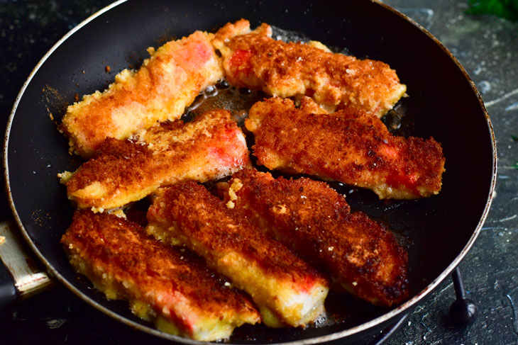 Fried crab sticks in breadcrumbs - a step by step recipe with a photo