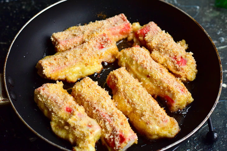 Fried crab sticks in breadcrumbs - a step by step recipe with a photo