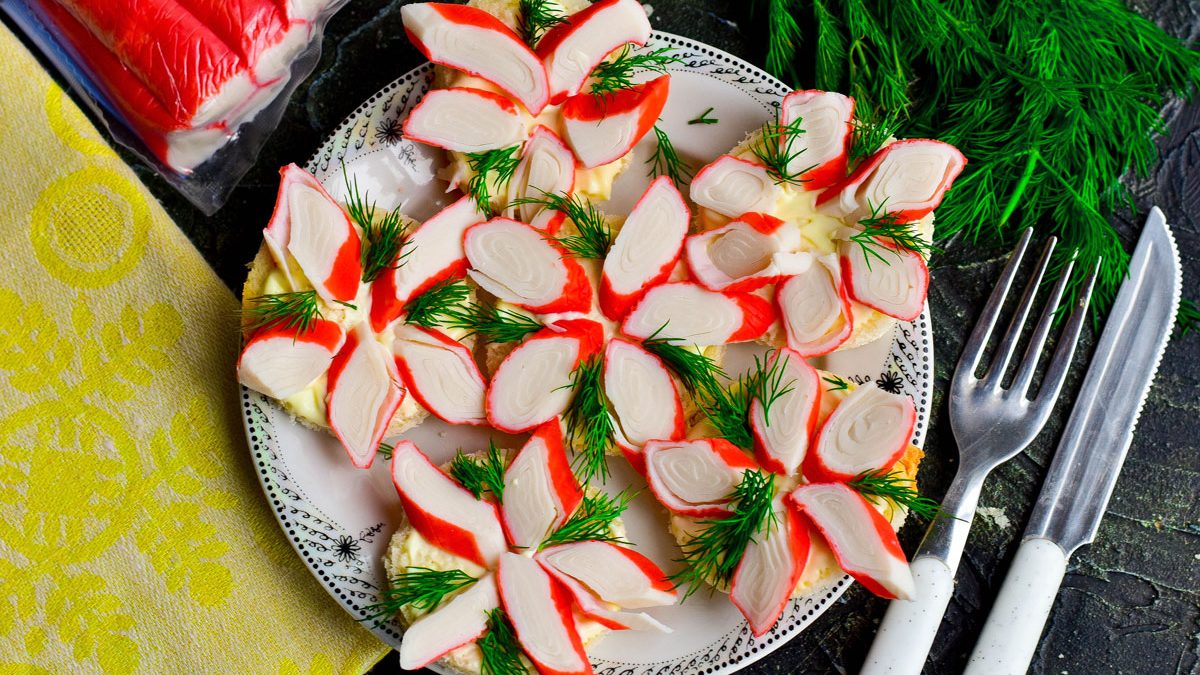 Sandwiches “Flowers” from crab sticks – a simple and beautiful snack without much effort